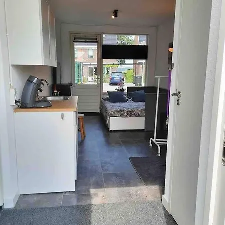 Met Eigen Douche, Toilet, Kitchenette *