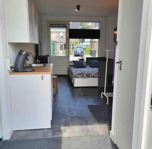 Met Eigen Douche, Toilet, Kitchenette *